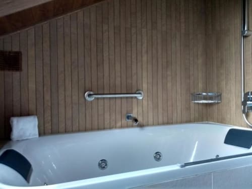 Bañera de hidromasaje de lujo con chorros en el Apartamento Deluxe del Hotel Llibrada en Benasque, España