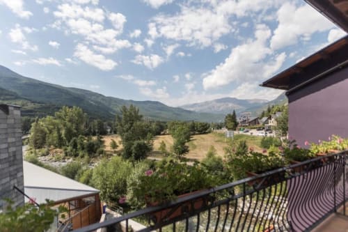 Vista de montaña desde la terraza de El Puente Apartments en Benasque, España, con vistas a valles y picos
