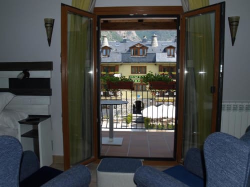 Vistas desde el balcón del estudio del Hotel Llibrada en las montañas de Benasque, terraza amueblada con vistas al pueblo alpino