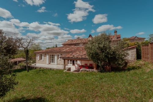 Propriété rurale Vila Cabanes 46 au Montat, France avec toits en terre cuite et espaces verts