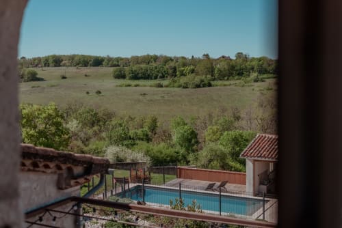 Vue pittoresque de la piscine de Vila Cabanes 46 et la campagne du Montat, France avec collines et arbres