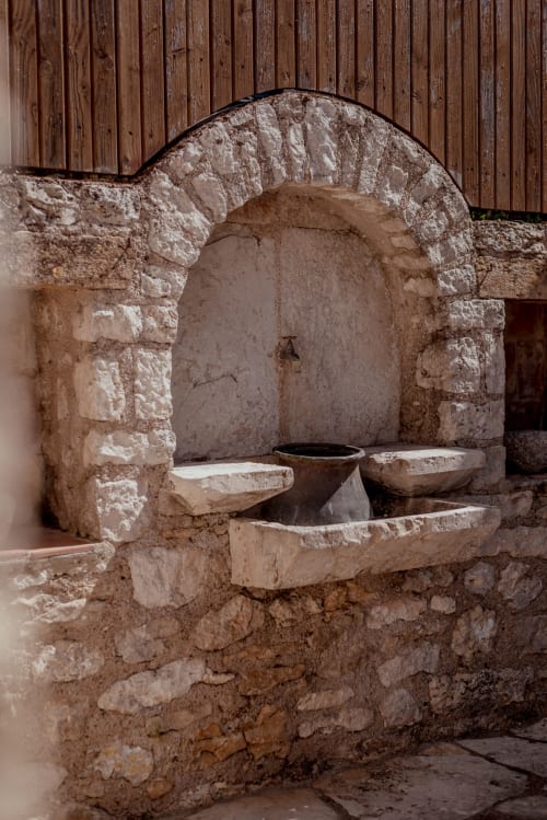 Ancien puits en pierre avec ouverture cintrée à Vila Cabanes 46 au Montat, France
