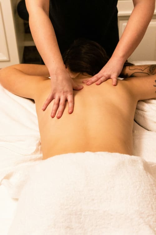Séance professionnelle de massage au spa bien-être Le Chalet des Cimes à Belle Plagne