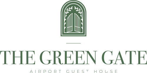 Das Logo des Green Gate Airport Guest House in Pisa – elegantes grünes Tordesign mit verziertem Portal und botanischen Elementen