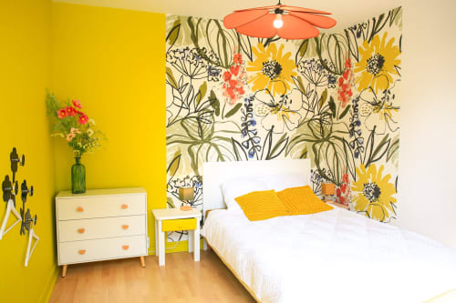 Chambre lumineuse jaune vif à L'étoile De Forges Les Eaux avec papier peint fleuri, luminaire suspendu orange et mobilier contemporain