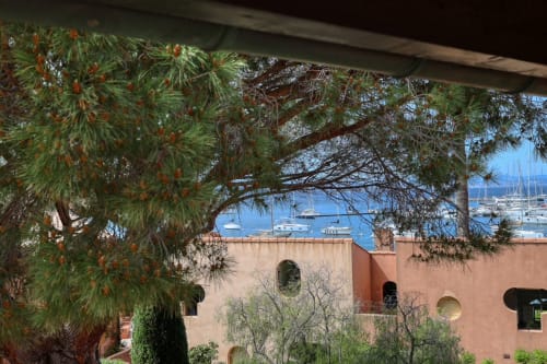Appartement à Porquerolles avec vue mer sur les voiliers amarrés, encadré par les pins et terrasse