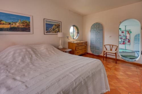 Chambre spacieuse à la Société des Palmiers, Porquerolles avec vue mer, commode en bois et miroirs ovales modernes
