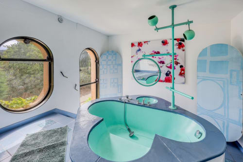 Baignoire turquoise dans la salle de bain moderne de l'appartement Société des Palmiers, Porquerolles avec vue sur mer