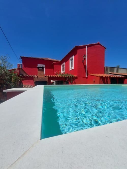 Casa vermelha brilhante com piscina turquesa na SOTAM Country House, Góis Portugal
