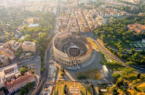 Vista aerea del Colosseo di Roma con paesaggio urbano e spazi verdi, vicino alla struttura St Mary Major Loft