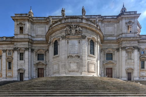Facciata della basilica barocca con grande scalinata a Roma, con la Basilica di Santa Maria Maggiore nelle vicinanze