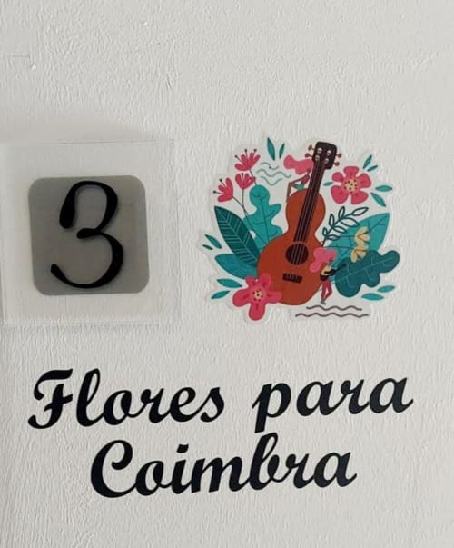 Placa da porta do Quarto 3 na Quinta de Turismo Rural SOTAM em Góis com decoração de guitarra e florais
