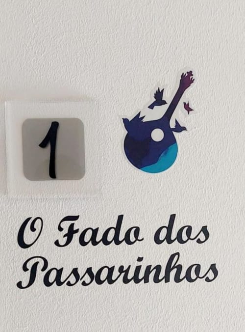 Placa do quarto número 1 com ilustração de guitarra e pássaros na Casa de Campo SOTAM, Góis Portugal