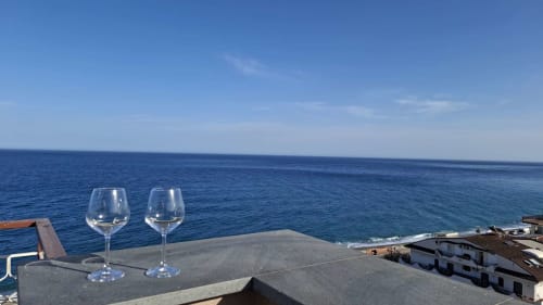 Due calici vuoti su un balcone affacciato sul Mar Ionio presso l'appartamento Cleopatra di Gold Leaf Sicily a Taormina