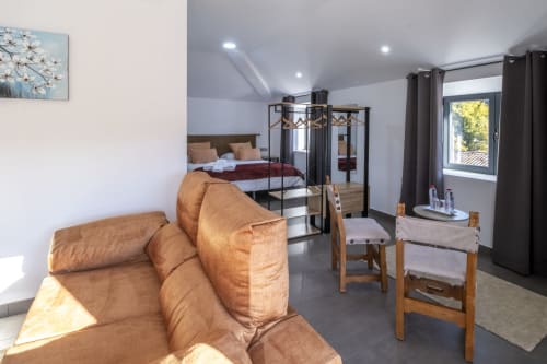 Suite Principal espaciosa en El Batán Hotel Spa con cama dosel, zona de descanso y vistas al exterior