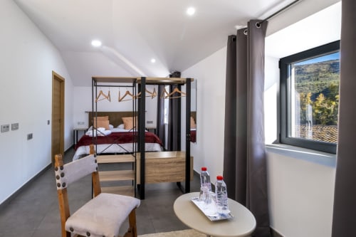 Suite moderna en El Batán Hotel Spa con cama dosel, vistas panorámicas a las montañas y mobiliario contemporáneo