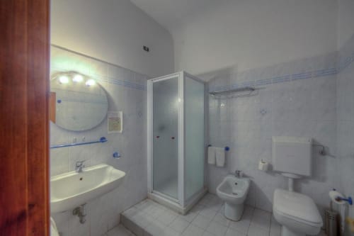 Bagno moderno alla Sogni D'Oro Guest House di Firenze con doccia, lavandino, bidet e WC