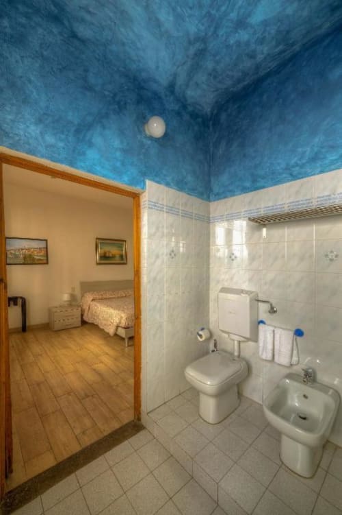 Bagno con toilette, bidet e lavabo nella Guest House Sogni D'Oro a Firenze, dettaglio del soffitto blu