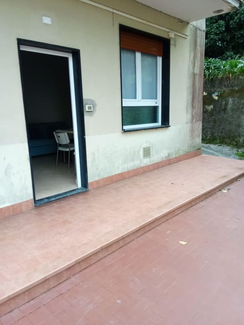 Ingresso sulla terrazza dell'appartamento My Home Rapallo a Rho, Italia con porta, finestra e patio piastrellato