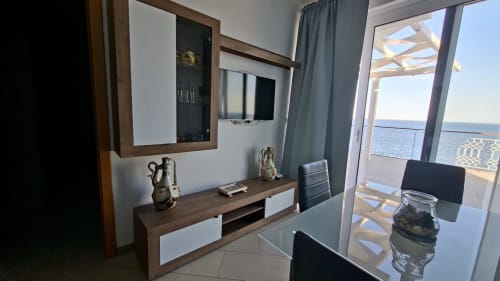 Camera con vista mare al Gold Leaf Sicily, TV a schermo piatto, scrivania in legno e balcone sulla costa di Taormina