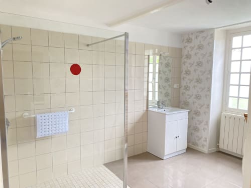 Salle de bain moderne avec douche à l'italienne, vasque blanche et murs carrelés beige aux Gîtes de l'Impériale, Sermizelles