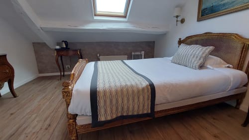 Chambre mansardée élégante à l'Hôtel Dandy Rouen avec lit en bois, lucarne et mobilier d'époque