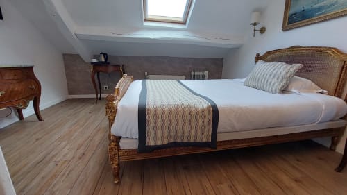 Elegante camera sottotetto all'Hotel Dandy Rouen con letto in legno, lucernario e pavimento in parquet