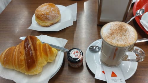 Café da manhã na Vila Alexandra, pousada em Costa da Caparica: croissant, pastel, café e geleia