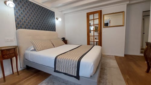 Chambre double moderne à l'Hôtel Dandy à Rouen avec tête de lit motifs, literie blanche et parquet