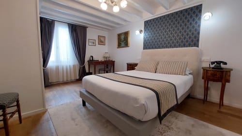 Camera doppia standard presso l'Hotel Dandy a Rouen con letto queen, vista sulla città, scrivania e arredamento francese classico