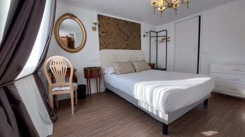 Spaziosa camera matrimoniale all'Hotel Dandy Rouen con letto queen, specchio con cornice dorata, mobili in legno e vista sulla città