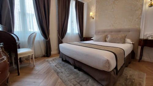 Elegante camera doppia all'Hotel Dandy di Rouen con letto queen, finestre, tende, pavimento in legno e vista sulla città