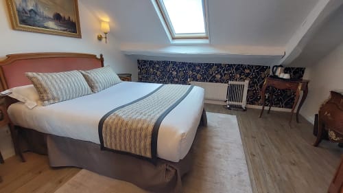 Chambre double Hotel Dandy à Rouen avec plafond mansardé, lit queen-size, lucarne et vue sur la ville