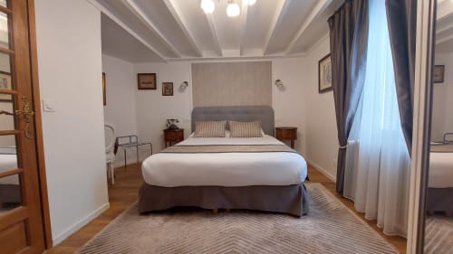 Camera doppia superior presso l'Hotel Dandy di Rouen con letto queen, pavimento in legno e vista sulla città dalle finestre