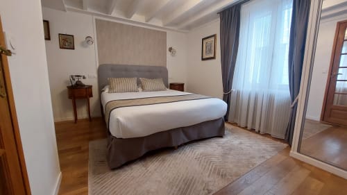 Camera matrimoniale superior all'Hotel Dandy a Rouen con letto king, vista sulla città e elegante arredamento moderno