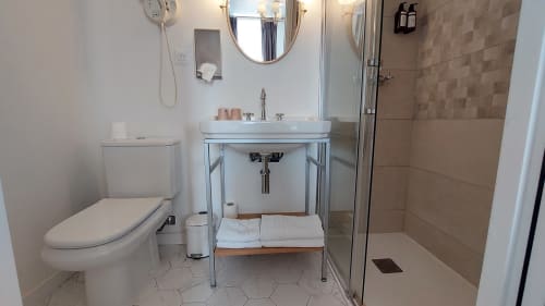 Bagno moderno all'Hotel Dandy Rouen con lavabo, WC, doccia e specchio rotondo