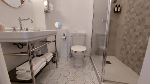 Bagno moderno dell'Hotel Dandy Rouen con lavabo su piedistallo, toilette, doccia aperta e piastrelle esagonali