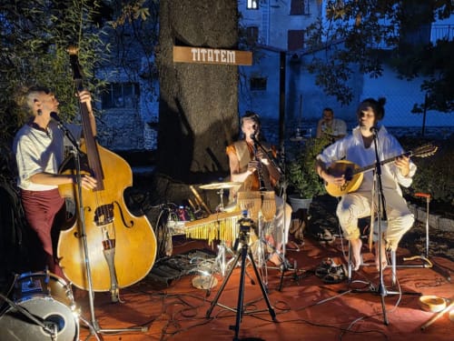Groupe de musique acoustique en concert aux Arches Hors du temps B&B à Val-d'Aigoual, musiciens au violoncelle et