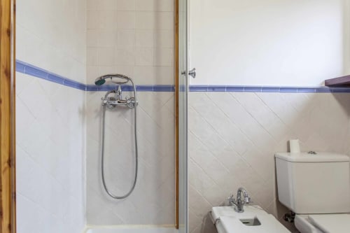 Baño moderno en apartamento Rustikalpuente con ducha alicatada, lavabo tipo vessel y inodoro