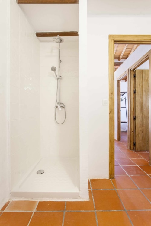 Moderna ducha con efecto lluvia en apartamento Rustikalpuente, alojamiento rural español con toques de terracota