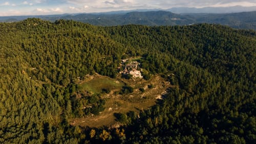 Vista aèria de la Fortalesa Medieval La Manyosa envoltada de bosc dens prop de Granera, Barcelona, Espanya.