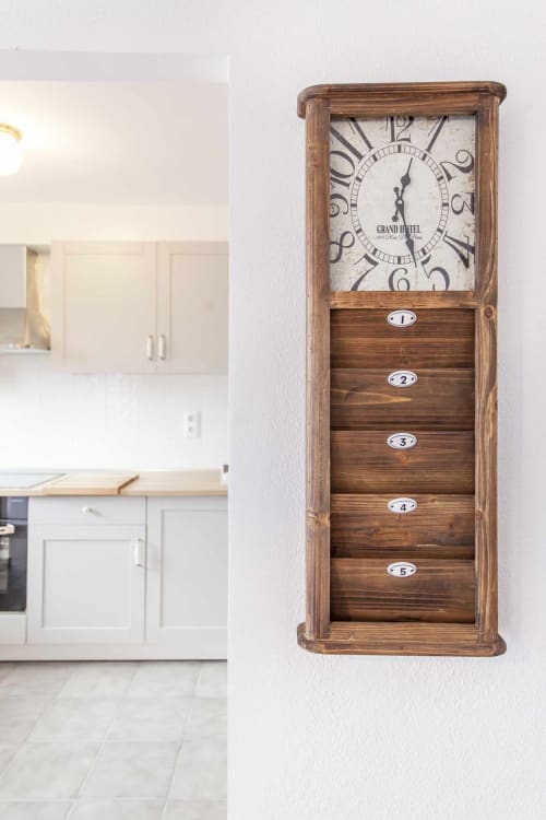Reloj de pared rústico de madera con cajones de almacenamiento en el apartamento Rustikalpuente, con diseño Grand Hotel