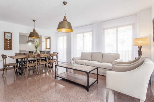 Apartamento moderno de planta abierta en Rustikalpuente con mesa de comedor, zona de estar, lámparas colgantes y ventanas luminosas con vistas