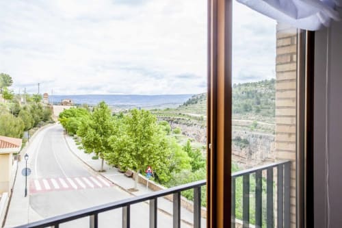 Vista del balcón del apartamento Rustikalpuente con vistas al campo español, carretera y colinas verdes