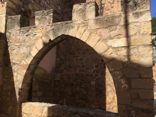 Arco de piedra antiguo con almenas en el hotel Rustikalpuente en España