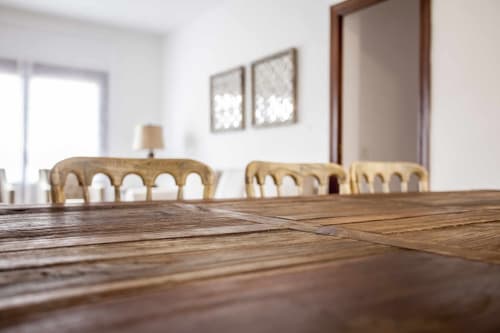 Mesa de comedor del apartamento Rustikalpuente con sillas de madera y decoración moderna en España