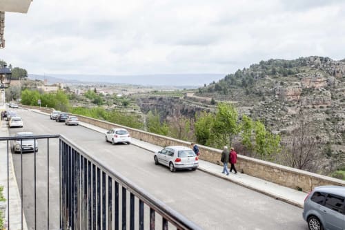 Zona de aparcamiento del apartamento Rustikalpuente con vistas al paisaje de colinas españolas, terreno rocoso y vistas al valle
