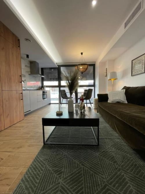Moderno apartamento diáfano en Agata 10, Alicante con cocina, comedor y sala con vistas a la ciudad