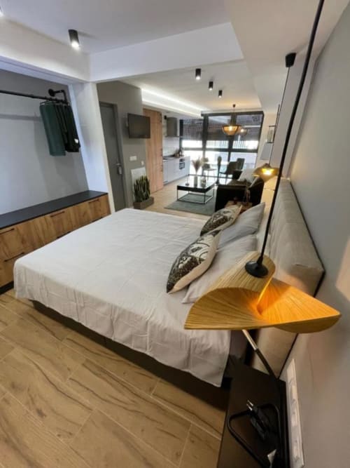 Moderno apartamento estudio en Alicante con cama de matrimonio, sala de estar, cocina americana y vistas a la ciudad