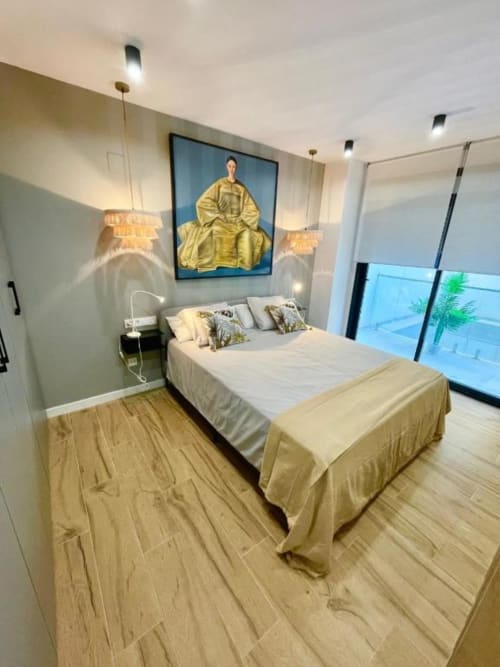 Dormitorio moderno en Agata 10 Apartamentos Alicante con vistas a la ciudad, cama queen, iluminación colgante y arte contemporáneo